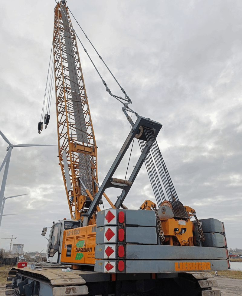 Liebherr LR 1130 rupskraan aan het werk bij zwaar hijswerk