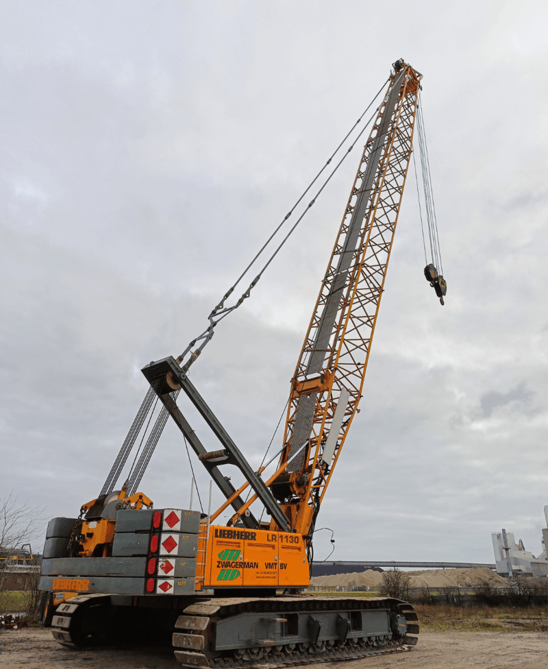 Liebherr LR 1130 rupskraan aan het werk bij zwaar hijswerk