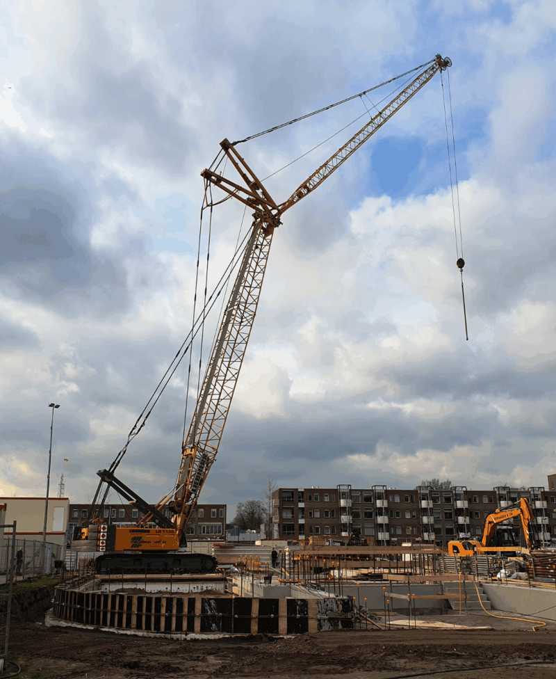 Liebherr LR 1130 rupskraan aan het werk bij zwaar hijswerk