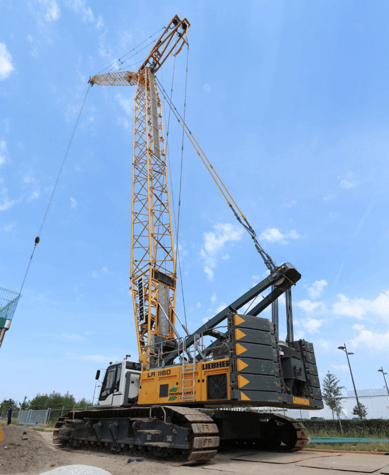 Liebherr LR 1160 rupskraan hijst zware lading op industriële werklocatie