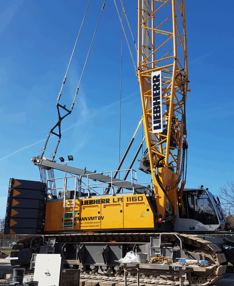 Liebherr LR 1160 rupskraan hijst zware lading op industriële werklocatie