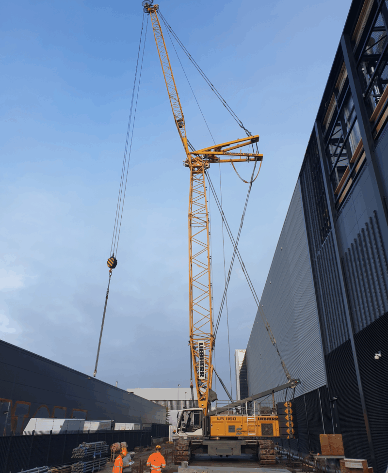 Liebherr LR 1160 rupskraan hijst zware lading op industriële werklocatie