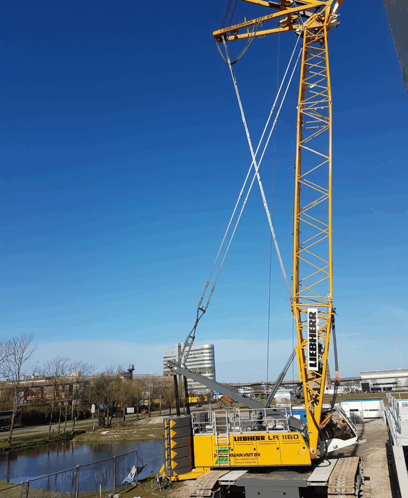 Liebherr LR 1160 rupskraan hijst zware lading op industriële werklocatie