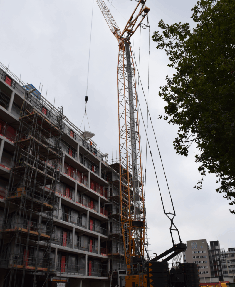 Liebherr LR 1160 rupskraan hijst zware lading op industriële werklocatie