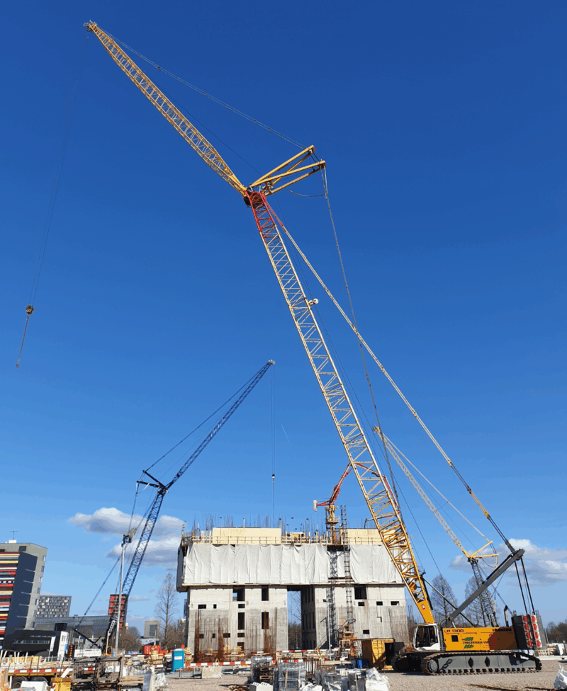 Liebherr LR 1300 rupskraan tilt zware constructiedelen op grote bouwplaats