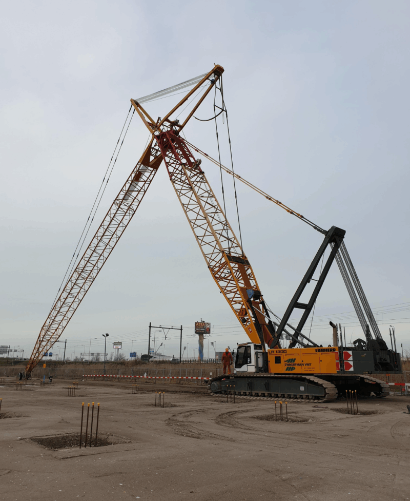 Liebherr LR 1300 rupskraan tilt zware constructiedelen op grote bouwplaats