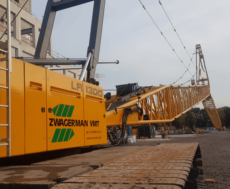 Liebherr LR 1300 rupskraan tilt zware constructiedelen op grote bouwplaats