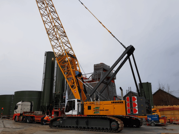 Liebherr LR 1300 rupskraan tilt zware constructiedelen op grote bouwplaats