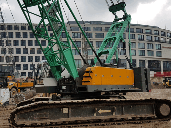 Sany SCC1000 rupskraan aan het werk op een industriële hijslocatie