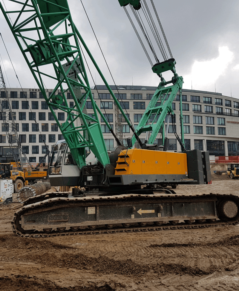 Sany SCC1000 rupskraan aan het werk op een industriële hijslocatie