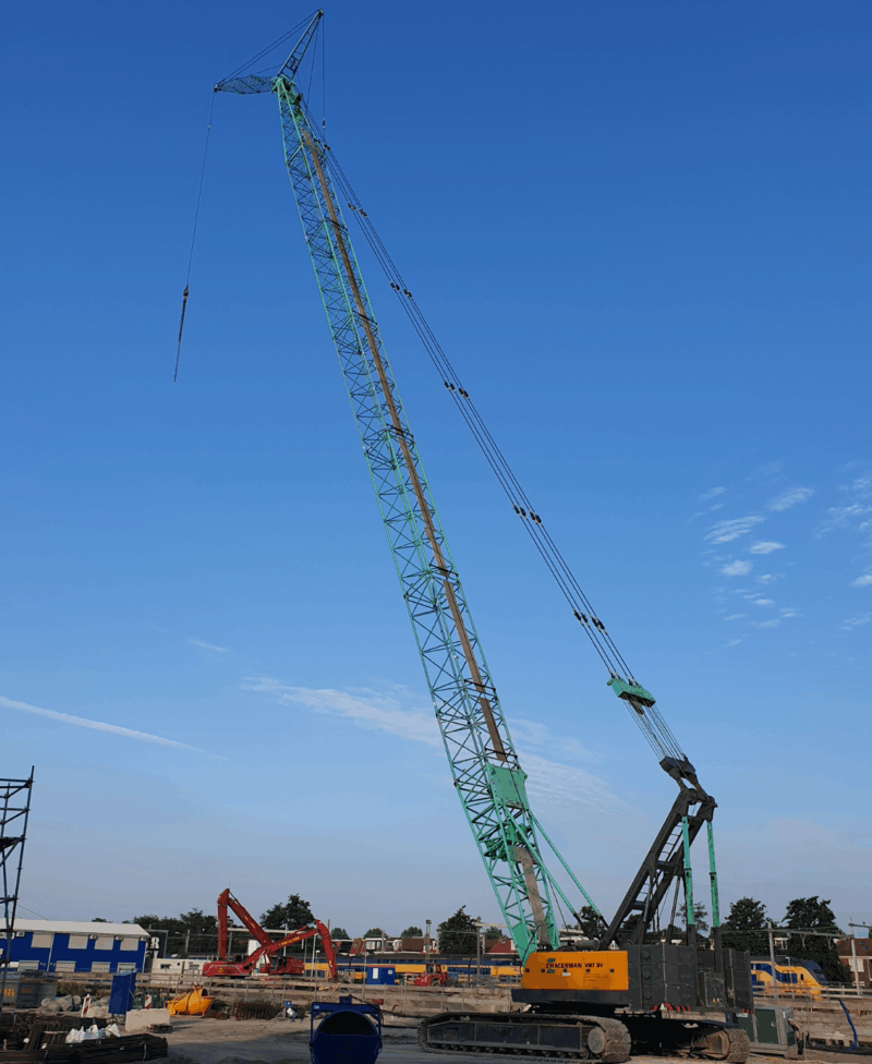 Sany SCC1000 rupskraan aan het werk op een industriële hijslocatie