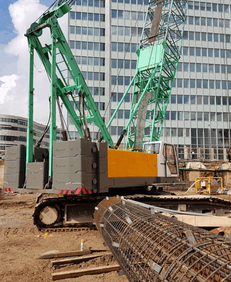 Sany SCC1000 rupskraan aan het werk op een industriële hijslocatie