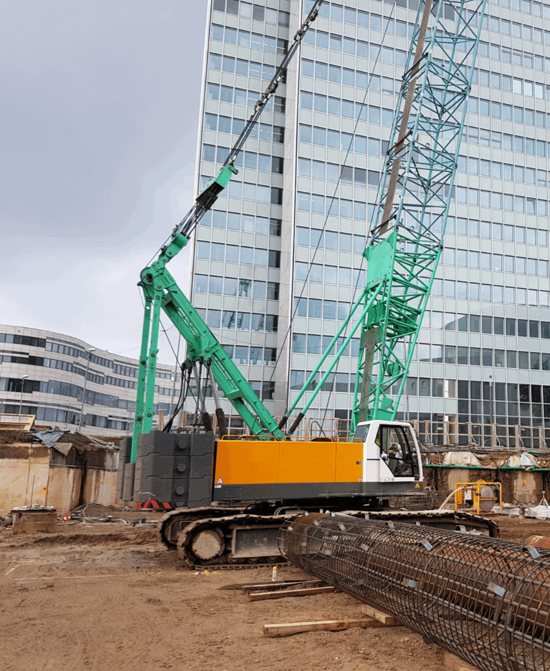 Sany SCC1000 rupskraan aan het werk op een industriële hijslocatie
