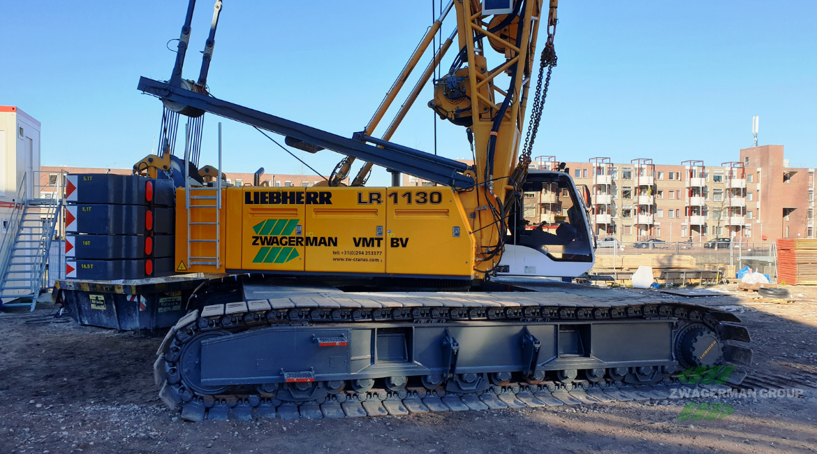 Liebherr LR 1130 rupskraan van Zwagerman VMT tijdens prefab betonplaatsing in Apeldoorn