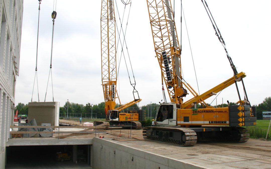 Dubbele lift in de Bijlmer, Liebherr LR1160 en LR1130